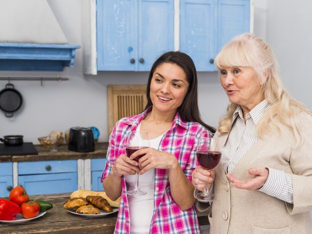 Calon mertua yang menyukaimu akan bersikap hangat dan ramah padamu.