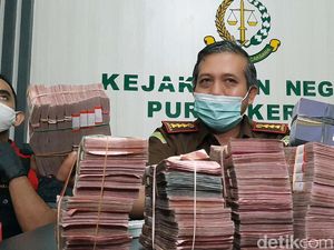 Ini Barbuk Uang Kasus Penyelewengan Bantuan COVID-19 Ini Barbuk Uang Kasus Penyelewengan Bantuan COVID-19