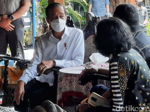 Jokowi Melayat Ibunda Hasto Kristiyanto
