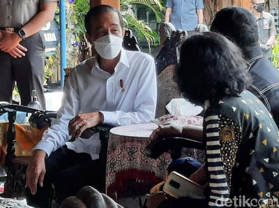 Jokowi Melayat Ibunda Hasto Kristiyanto