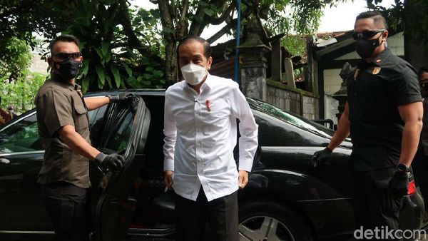 Jokowi Pantau Vaksinasi 500 Seniman