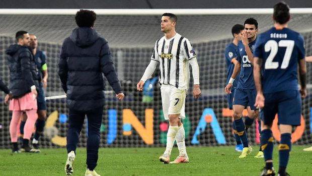 Soccer Football - Champions League - Round of 16 Second Leg - Juventus v FC Porto - Allianz Stadium, Turin, Italy - March 9, 2021 Juventus' Cristiano Ronaldo looks dejected after the match REUTERS/Massimo Pinca
