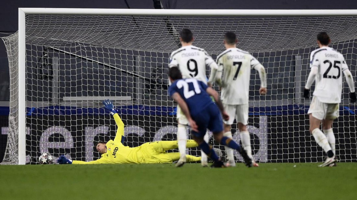 Saat FC Porto menjebol gawang Juventus kedua kalinya di leg kedua babak 16 besar Liga Champions. (Foto: Fabio Ferrari/AP)
