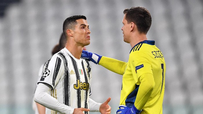TURIN, ITALY - MARCH 09: Cristiano Ronaldo of Juventus interacts with Wojciech Szczesny of Juventus during the UEFA Champions League Round of 16 match between Juventus and FC Porto at Juventus Arena on March 09, 2021 in Turin, Italy. Sporting stadiums around Italy remain under strict restrictions due to the Coronavirus Pandemic as Government social distancing laws prohibit fans inside venues resulting in games being played behind closed doors. (Photo by Valerio Pennicino/Getty Images)