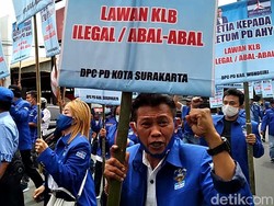 Kader Demokrat Solo Raya Turun ke Jalan Teriakkan Tolak-Ganyang Moeldoko