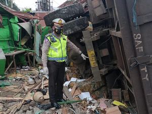 Truk Tabrak 5 Warung di Gresik Gegara Rem Blong, Satu Orang Tewas