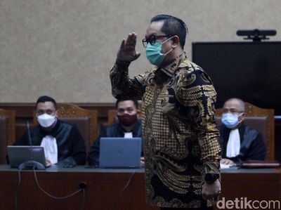 Kepalan Tangan dan Hormat Brigjen Prasetijo Sebelum Jalani Sidang
