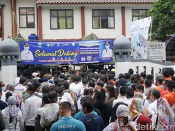 Duh, Vaksinasi COVID-19 Pejabat di Pandeglang Picu Kerumunan