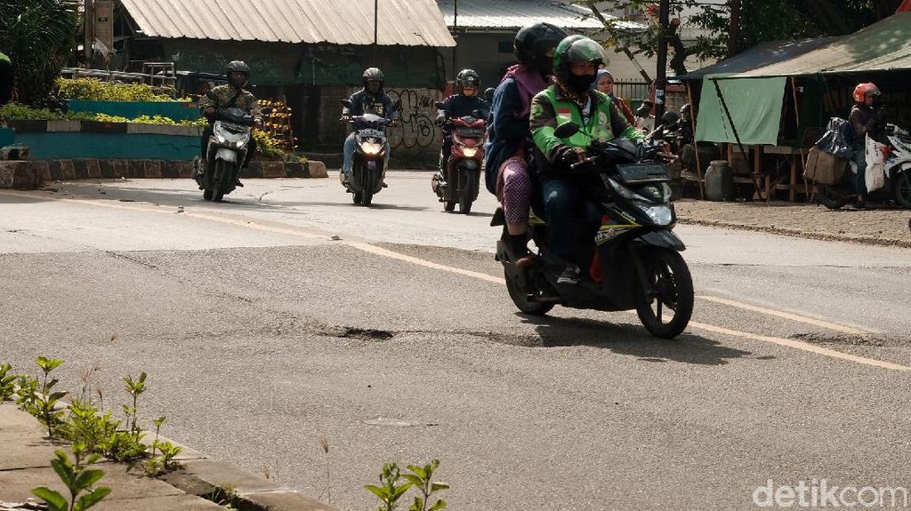 Potret Jalan Dekat Pasar Cimanggis Ciputat Berlubang di Mana-mana
