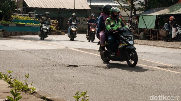 Potret Jalan Dekat Pasar Cimanggis Ciputat Berlubang di Mana-mana