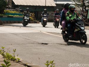 Potret Jalan Dekat Pasar Cimanggis Ciputat Berlubang di Mana-mana