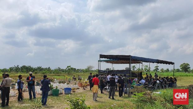 Direktorat Reserse Kriminal Umum Polda Sumut dan dan Dok Forensik RS Bhayangkara Polda Sumut membongkar kuburan (Ekshumasi) seorang tahanan Polsek Sunggal bernama Joko Dedi Kurniawan di Dusun 15 Semar, Desa Saentis, Kecamatan Percut Seituan, Kabupaten Deli Serdang, Rabu (10/3). Kematian pria yang terjerat kasus pemerasan dan pencurian dengan kekerasan dengan menyaru sebagai polisi tersebut diduga terdapat kejanggalan.