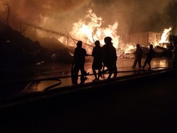 Lapak Barang Bekas di Bekasi Terbakar, 6 Mobil Damkar Dikerahkan