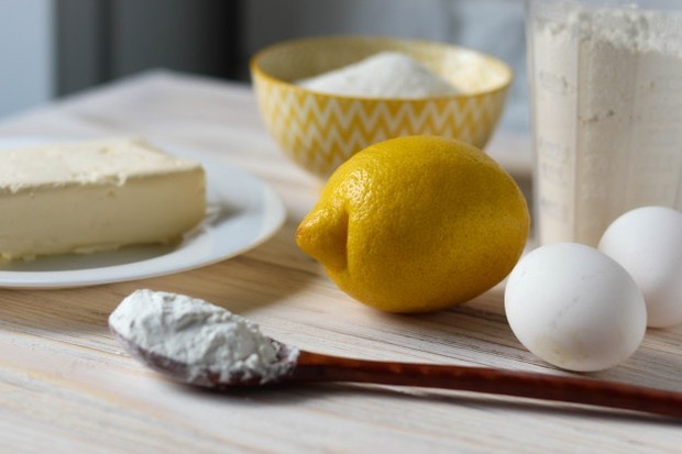 Lemon dan Baking Soda untuk Mencerahkan Kulit/ Sumber: Freepik.com Kombinasi lemon, yang sangat asam pada skala pH, dan soda kue, yang sangat basa, akan sangat mengiritasi kulit dan bahkan menyebabkan luka bakar.
