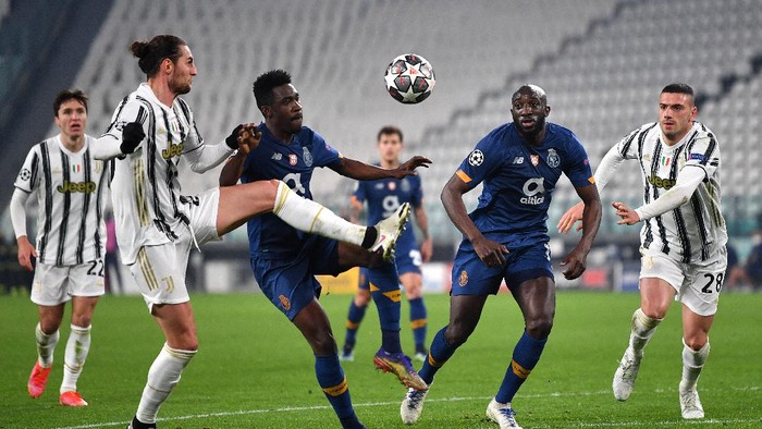 TURIN, ITALY - MARCH 09: Zaidu Sanusi of Porto battles for possession with Adrien Rabiot of Juventus during the UEFA Champions League Round of 16 match between Juventus and FC Porto at Juventus Arena on March 09, 2021 in Turin, Italy. Sporting stadiums around Italy remain under strict restrictions due to the Coronavirus Pandemic as Government social distancing laws prohibit fans inside venues resulting in games being played behind closed doors. (Photo by Valerio Pennicino/Getty Images)