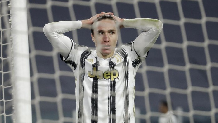 Juventus Federico Chiesa reacts after failing to score during the Champions League, round of 16, second leg, soccer match between Juventus and Porto in Turin, Italy, Tuesday, March 9, 2021. (AP Photo/Luca Bruno)
