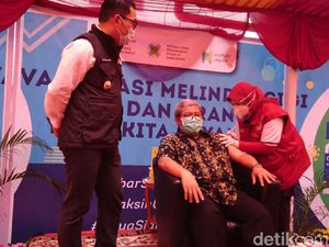 Melihat Ceu Popong-Aher Divaksinasi COVID-19 di Bandung Melihat Ceu Popong-Aher Divaksinasi COVID-19 di Bandung