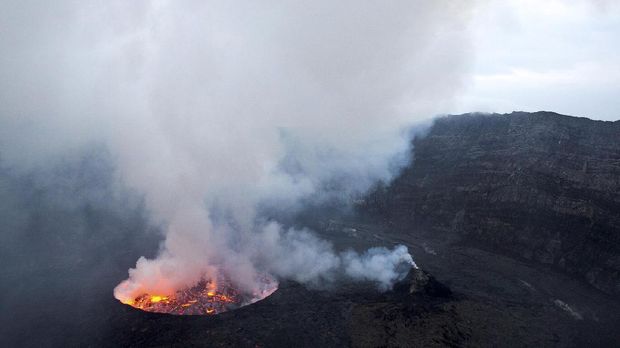 A lava lake and a mini cone inside the Mount Nyiragongo volcano crater spew gas into the sky inside the Virunga National Park, near Goma, in the eastern Democratic Republic of Congo February 12, 2021. Picture taken February 12, 2021. REUTERS/Hereward Holland