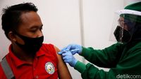 Momen Pekerja PPK Kemayoran Disuntik Vaksin Corona