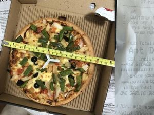 Ogah Rugi! Pria Ini Protes Diameter Pizza yang Dibelinya Kurang 2,5 Cm
