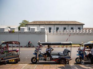 Turis Berulah di Phuket, Tabrak Tuk Tuk Sambil Acungkan Jari Tengah
