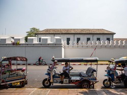 Turis Berulah di Phuket, Tabrak Tuk Tuk Sambil Acungkan Jari Tengah