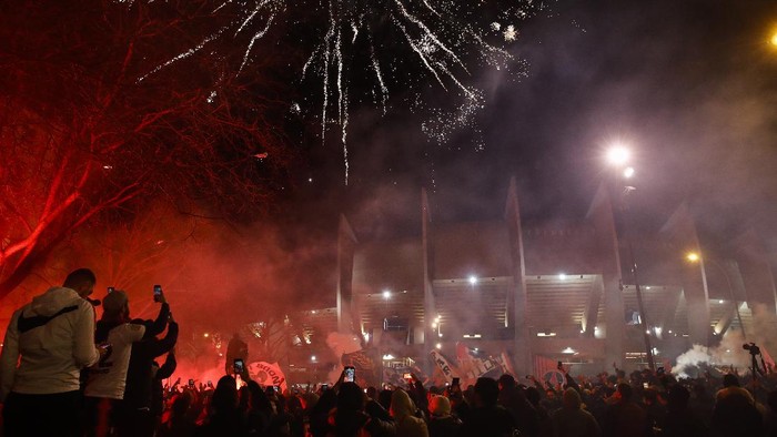 PSG supporters gather outside the Parc des Princes stadium during a Champions League round of 16 second leg soccer match between Paris-Saint-Germain and Borussia Dortmund in Paris Wednesday, March 11, 2020. The match is played behind closed doors without spectators due to the COVID-19 outbreak. (AP Photo/Christophe Ena)