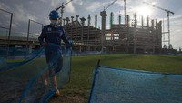 JIS merupakan lapangan sepak bola di Indonesia pertama yang rumputnya menggunakan rumput hybrid berstandar internasional FIFA. Nantinya stadion utama JIS juga akan menggunakan rumput yang sama. 