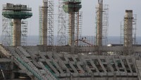 Pengerjaan proyek dilakukan dengan tetap menyesuaikan protokol kesehatan sehingga target pembangunan rampung sesuai jadwal tahun 2021 ini. 