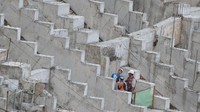 Foto aerial pembangunan Jakarta International Stadium (JIS) di Papanggo, Tanjung Priok, Jakarta Utara, Selasa (9/3/2021). 