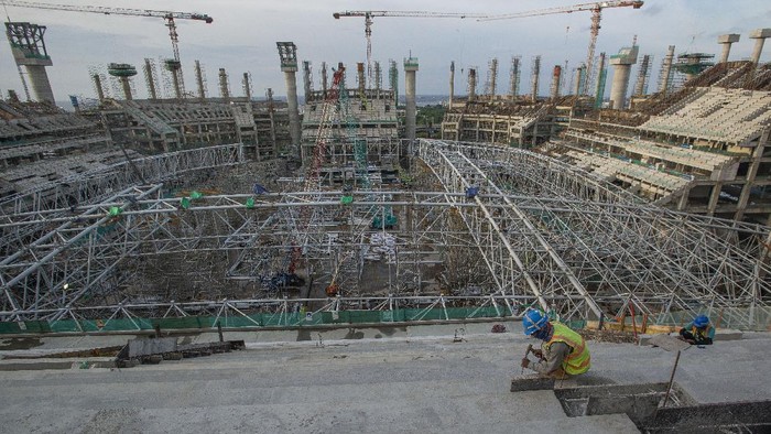PEMBANGUNAN JAKARTA INTERNATIONAL STADIUM Sejumlah pekerja menyelesaikan pembangunan Jakarta International Stadium (JIS) di Papanggo, Tanjung Priok, Jakarta Utara, Selasa (9/3/2021). Saat ini kemajuan pembangunan stadion yang diproyeksikan berkapasitas 82.000 penonton itu mencapai 49,94 persen (data terakhir PT Jakarta Propertindo per 9 Maret 2021). ANTARA FOTO/Aditya Pradana Putra/foc.