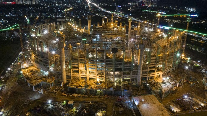 PEMBANGUNAN JAKARTA INTERNATIONAL STADIUM Sejumlah pekerja menyelesaikan pembangunan Jakarta International Stadium (JIS) di Papanggo, Tanjung Priok, Jakarta Utara, Selasa (9/3/2021). Saat ini kemajuan pembangunan stadion yang diproyeksikan berkapasitas 82.000 penonton itu mencapai 49,94 persen (data terakhir PT Jakarta Propertindo per 9 Maret 2021). ANTARA FOTO/Aditya Pradana Putra/foc.