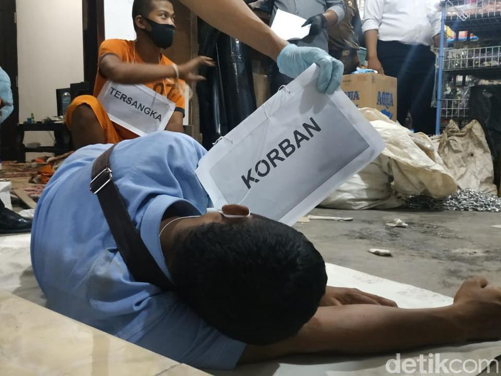 Barang Korban Pembunuhan di Blitar Diserahkan ke Keluarga Usai Rekonstruksi Barang Korban Pembunuhan di Blitar Diserahkan ke Keluarga Usai Rekonstruksi