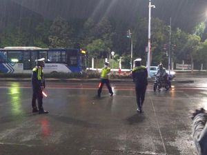 Momen Penutupan Jalan Bundaran Senayan Tanda Pemberlakuan PPKM Darurat Momen Penutupan Jalan Bundaran Senayan Tanda Pemberlakuan PPKM Darurat