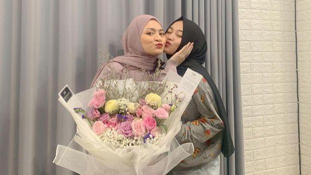 Nathalie Holscher sekarang menjadi ibu sambung anak-anak Sule den (Almh) Lina. Berikut potret kedekatan Nathalie dengan Putri Delina