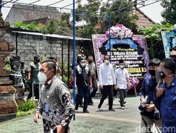 Jokowi Melayat ke Rumah Duka Ibunda Sekjen PDIP di Yogya