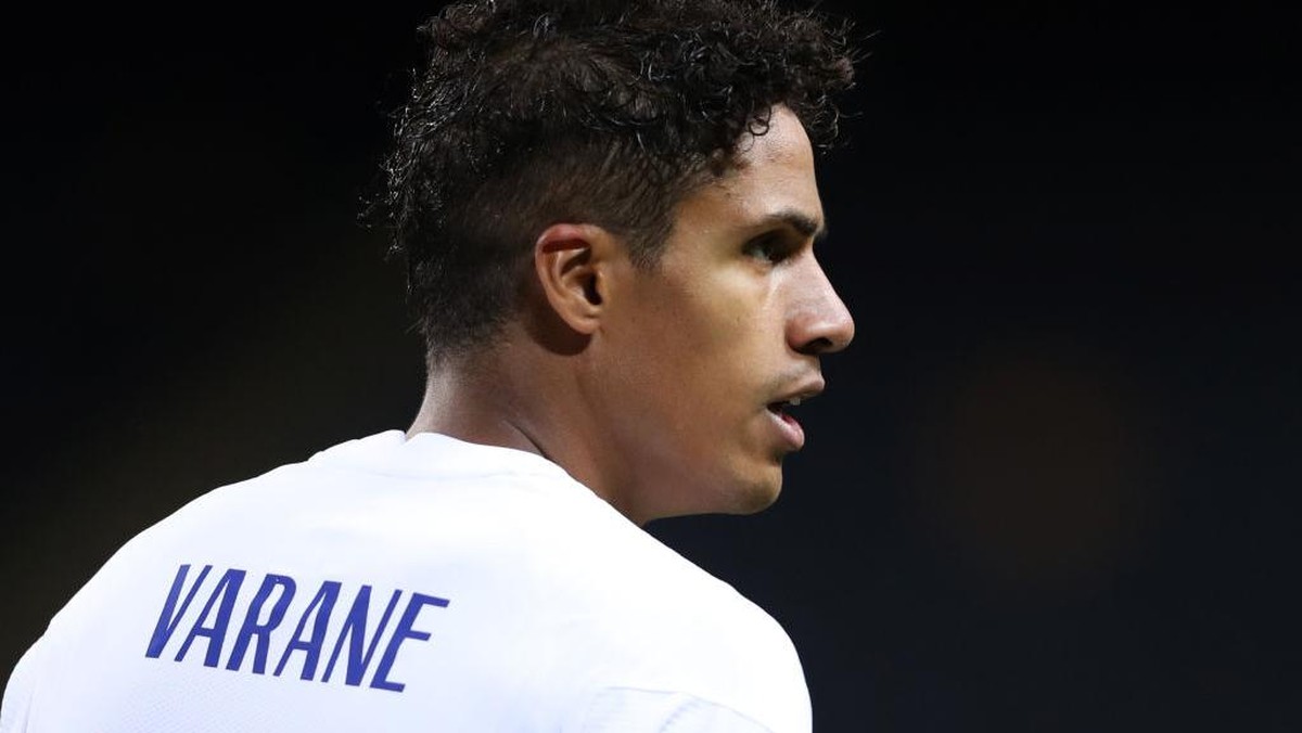 Raphael Varane meninggalkan tempat latihan Real Madrid, mengurus kepindahan ke Manchester United? (Foto: Getty Images/Linnea Rheborg)