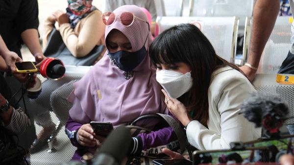 Potret Rohimah Ditemani Mantan Istri Kiwil di Sidang Cerai