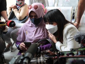 Potret Rohimah Ditemani Mantan Istri Kiwil di Sidang Cerai Potret Rohimah Ditemani Mantan Istri Kiwil di Sidang Cerai
