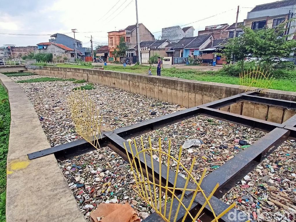 Sampah Tutupi Sungai Cikijing Bandung, Warga: Bau Ini Pak Sampah Tutupi Sungai Cikijing Bandung, Warga: Bau Ini Pak
