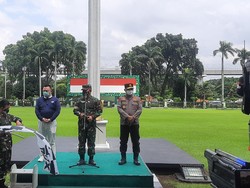 Perayaan Imlek, TNI-Polri-Pengusaha Bagi Sembako ke Warga Terdampak COVID