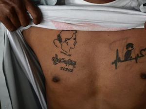 Tato Tanda Cinta Demonstran ke Suu Kyi Tato Tanda Cinta Demonstran ke Suu Kyi