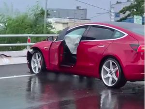 Tesla Ringsek karena Kecelakaan, Awas Bahaya Aquaplaning