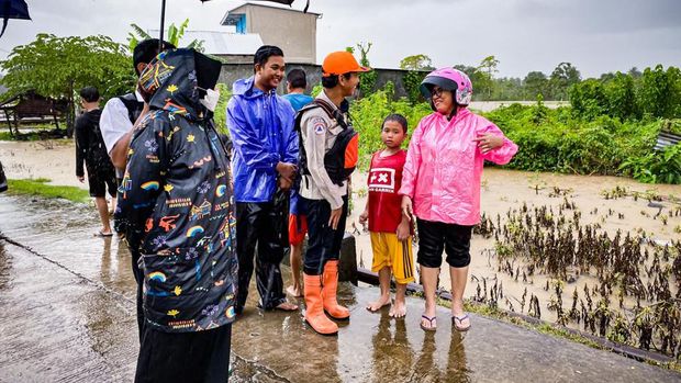 Wabup Maros Suhartina saat meninjau lokasi terdampak banjir (dok. Istimewa).
