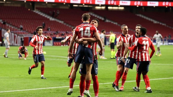 MADRID, SPAIN - MARCH 10: Marcos Llorente of Atletico de Madrid celebrates with team mate Felipe after scoring their sides first goal during the La Liga Santander match between Atletico de Madrid and Athletic Club at Estadio Wanda Metropolitano on March 10, 2021 in Madrid, Spain. Sporting stadiums around Spain remain under strict restrictions due to the Coronavirus Pandemic as Government social distancing laws prohibit fans inside venues resulting in games being played behind closed doors. (Photo by Angel Martinez/Getty Images)