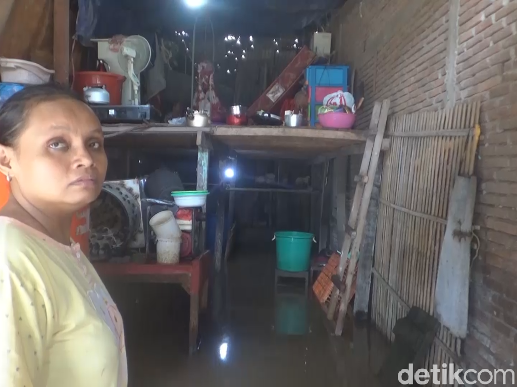 Banjir Nipa-nipa Makassar, Sekeluarga Ngungsi di Kandang Ayam Banjir Nipa-nipa Makassar, Sekeluarga Ngungsi di Kandang Ayam