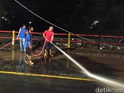 Banjir Pantura Kota Pasuruan Surut, Petugas Bersihkan Lumpur Tersisa
