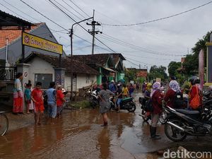 Petugas Gabungan Bantu Warga Bersihkan Material Banjir Probolinggo