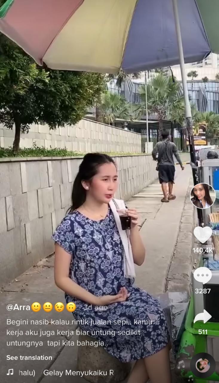 Cewek Cantik Ini Viral, Jago Ngulek dan Jualan Cilok Sambil Kedip Mata