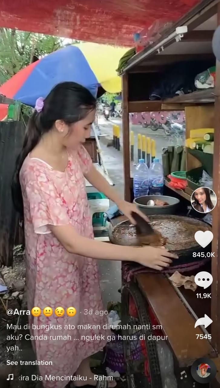 Cewek Cantik Ini Viral, Jago Ngulek dan Jualan Cilok Sambil Kedip Mata